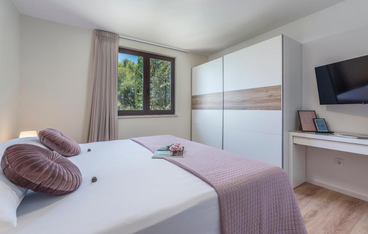 Just Renovated Stylish 2 Bedrooms Apartment Only A Few Steps From The Beach! Novigrad  Exterior photo